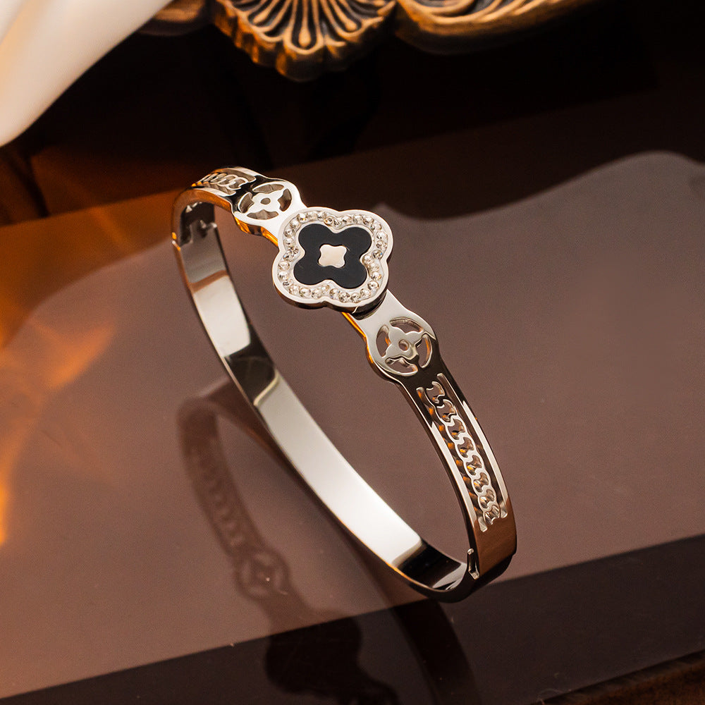 Pulseira oca com letras de trevo da sorte em aço titânio