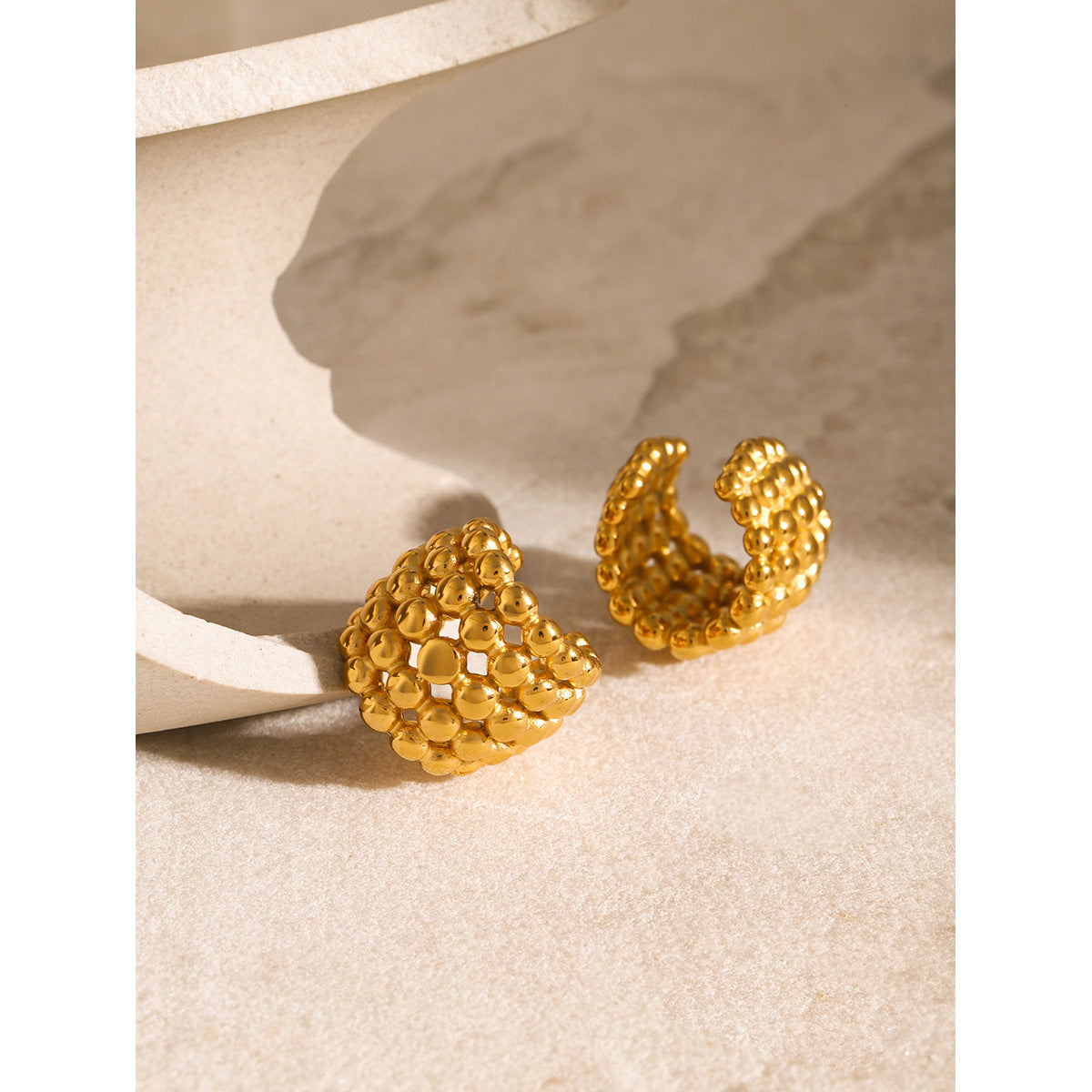 Smooth steel bead honeycomb ear clip