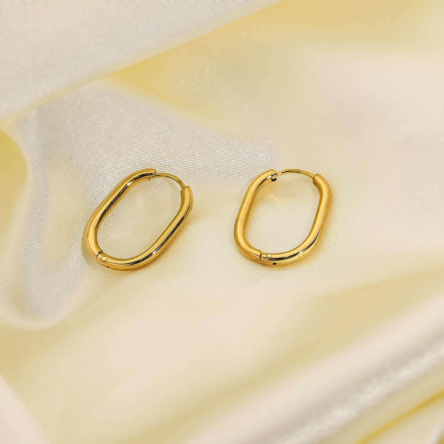 Oval all-match earrings