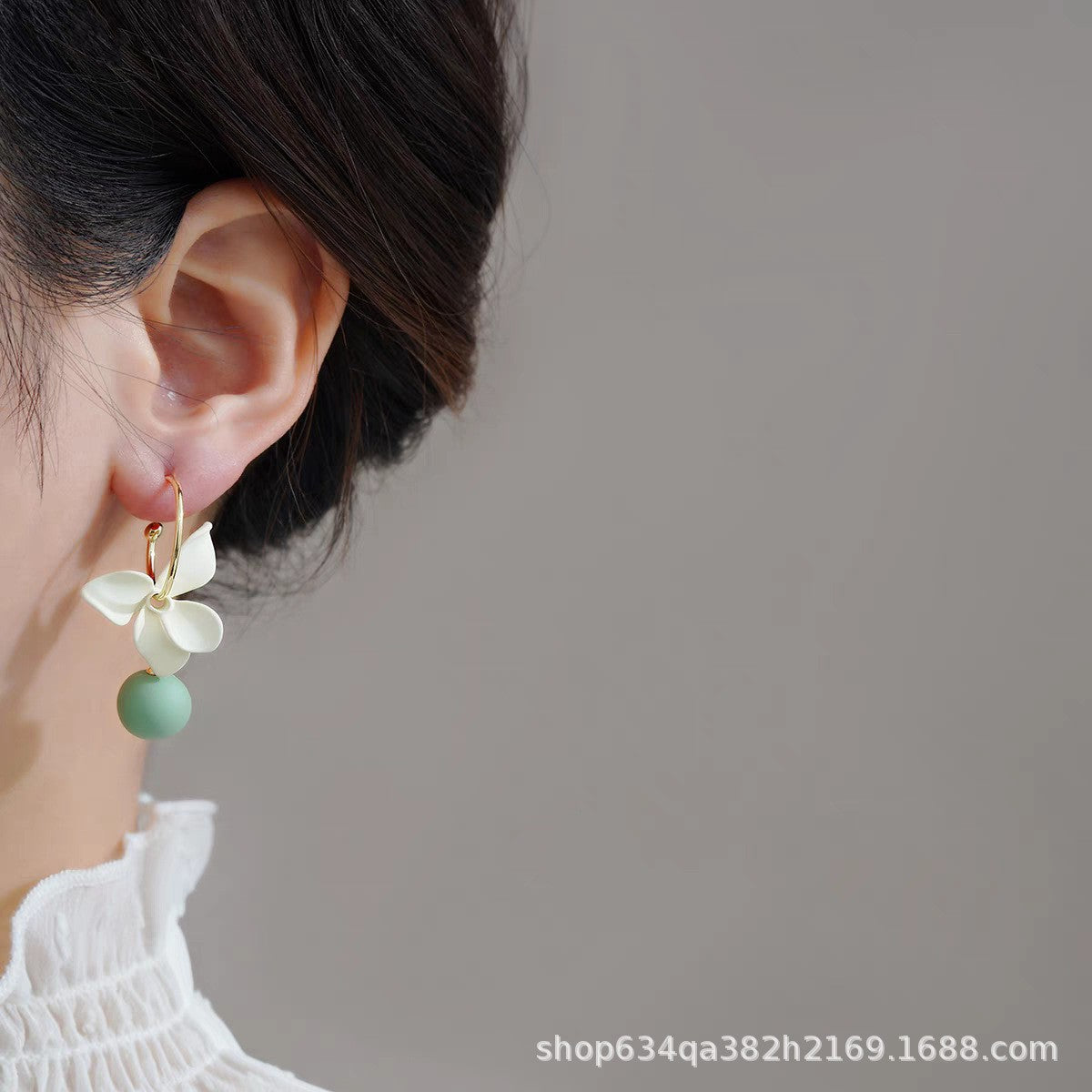 Pendientes de verano con flores blancas Pendientes asimétricos