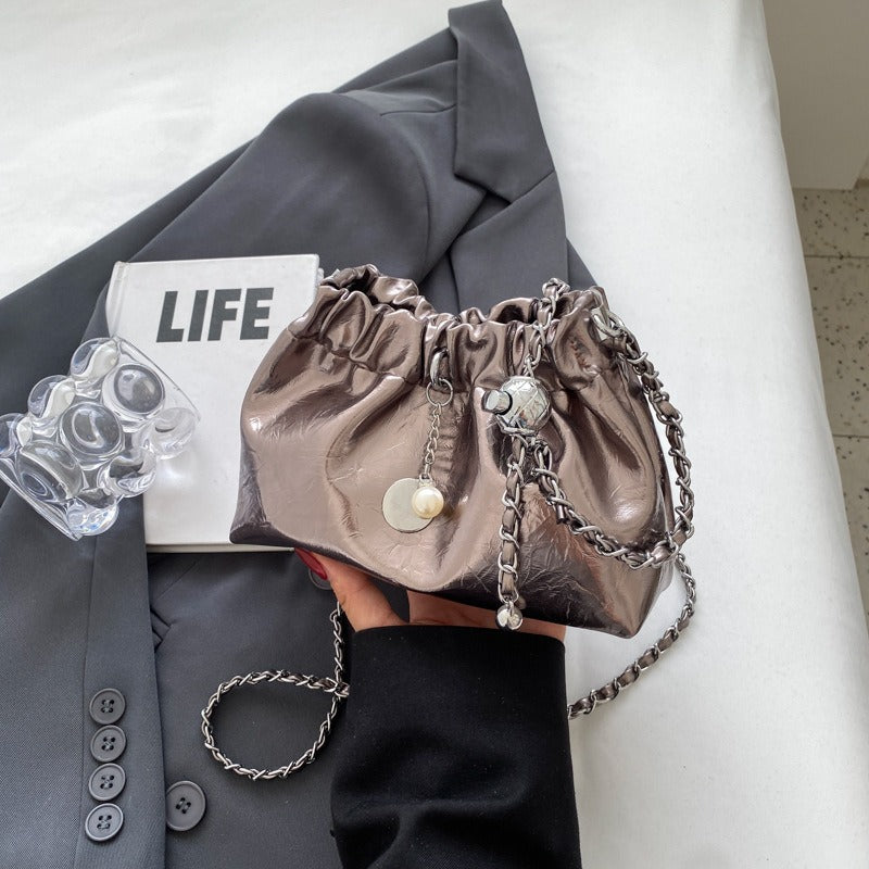 Bolso tipo bandolera con cadena y bolso nube plisado