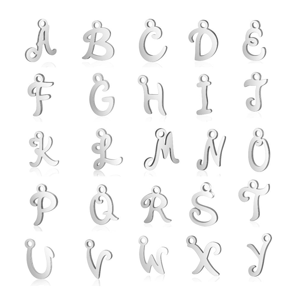 Juego completo de 10 piezas de acero de titanio con 26 colgantes de letras en inglés