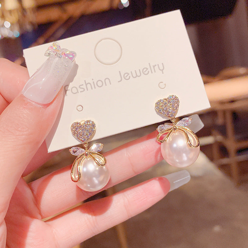 Pendientes de perla grande con forma de corazón de melocotón.