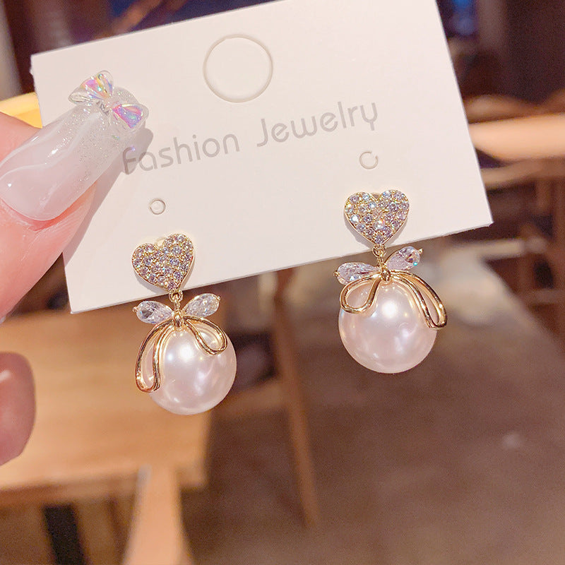 Pendientes de perla grande con forma de corazón de melocotón.