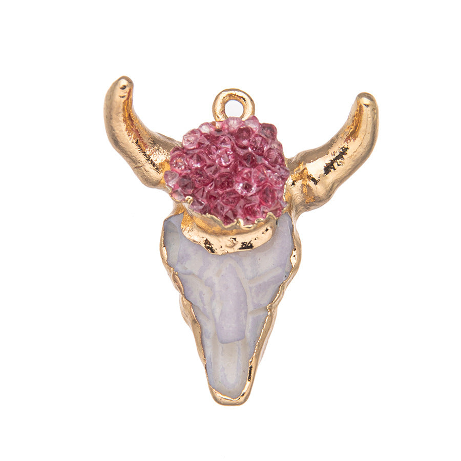 Pingente de aventurina verde incrustado com cabeça de touro em resina de cristal