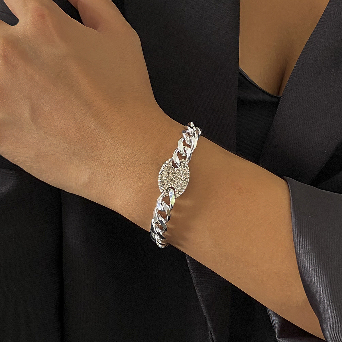 Collar sencillo de diamantes con forma de botón de metal