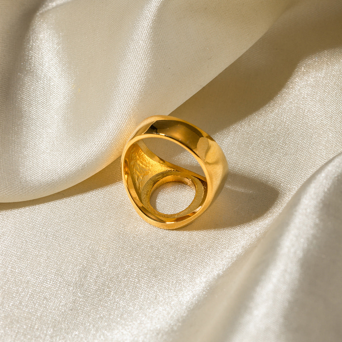 Anillo hueco ovalado de strass