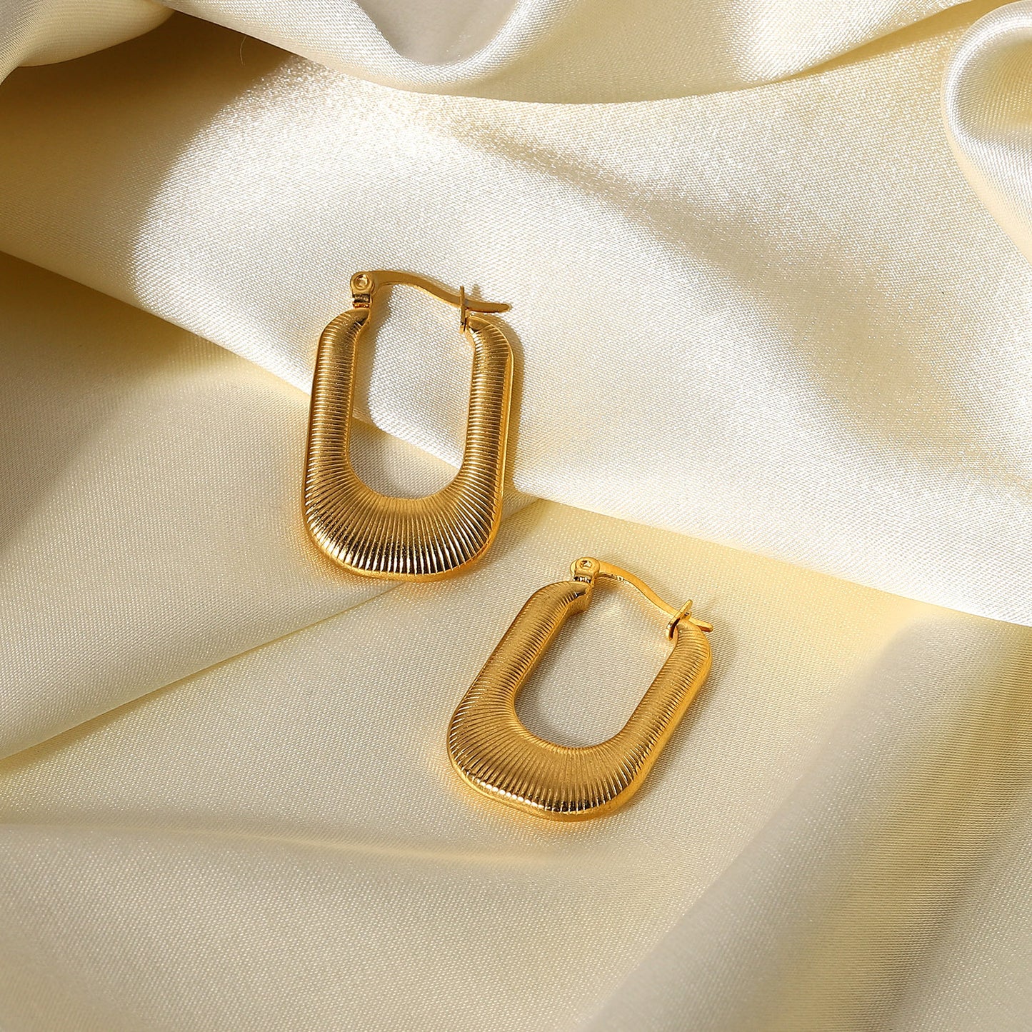 Threaded U-shaped earrings