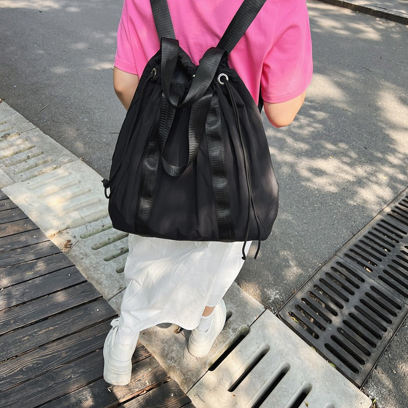 Mochila de mano en tejido de nailon de color liso