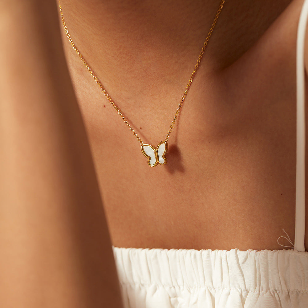 Collar de cadena de oro con mariposa de concha blanca