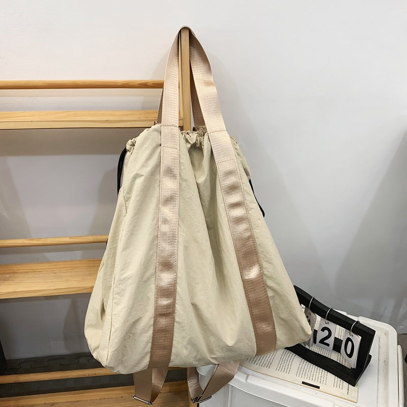 Mochila de mano en tejido de nailon de color liso