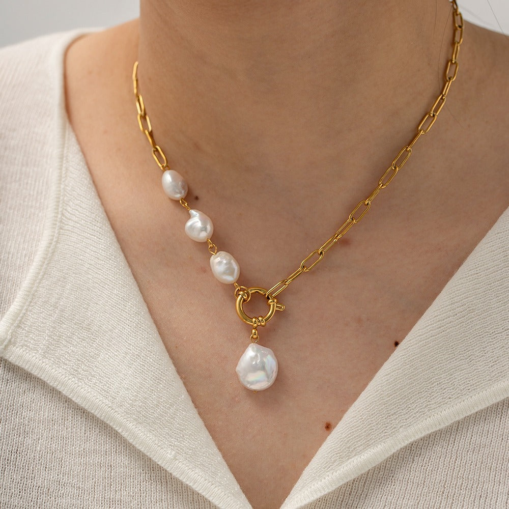 Collar con colgante de mujer de estilo vintage.