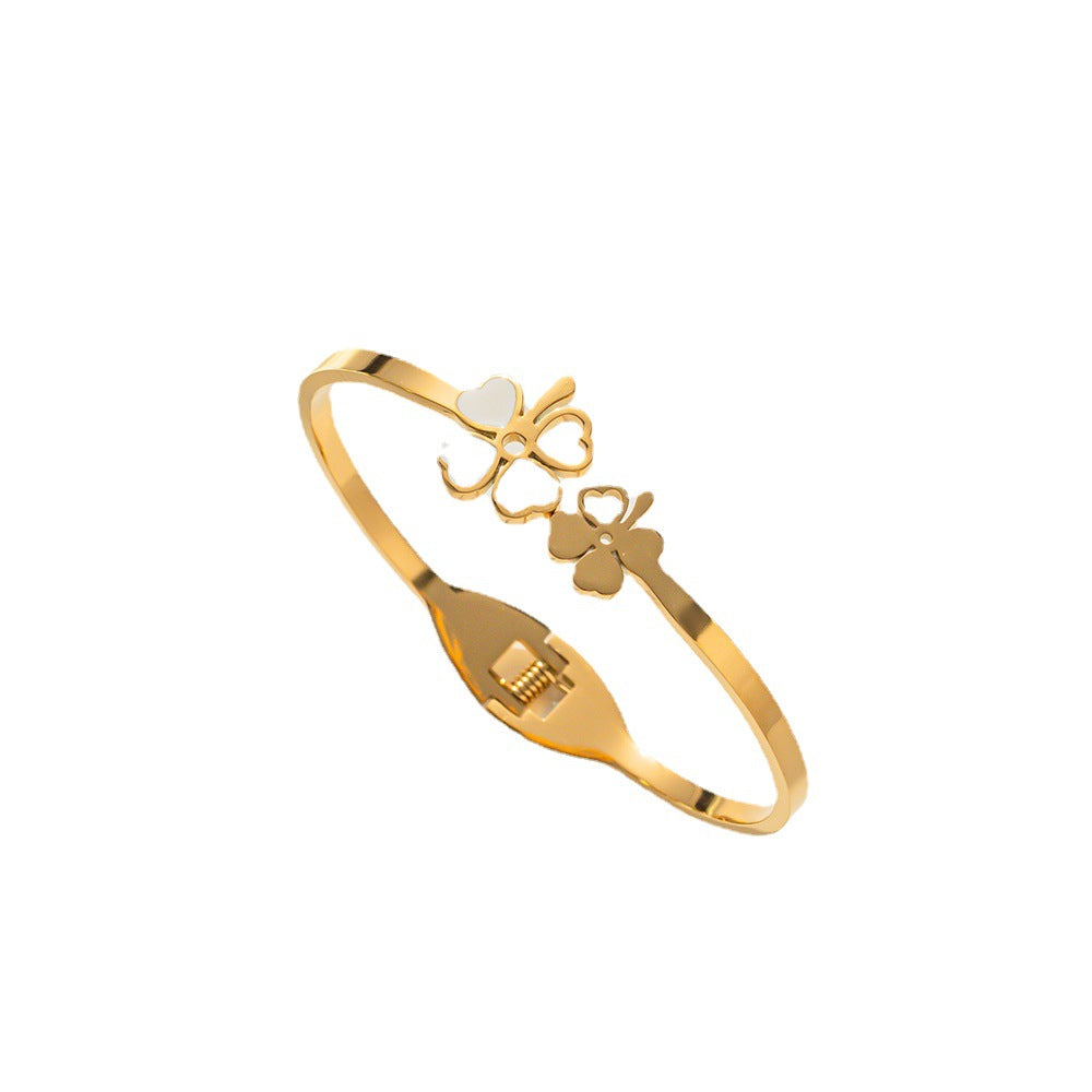 Pulsera de titanio con trébol de oro rosa