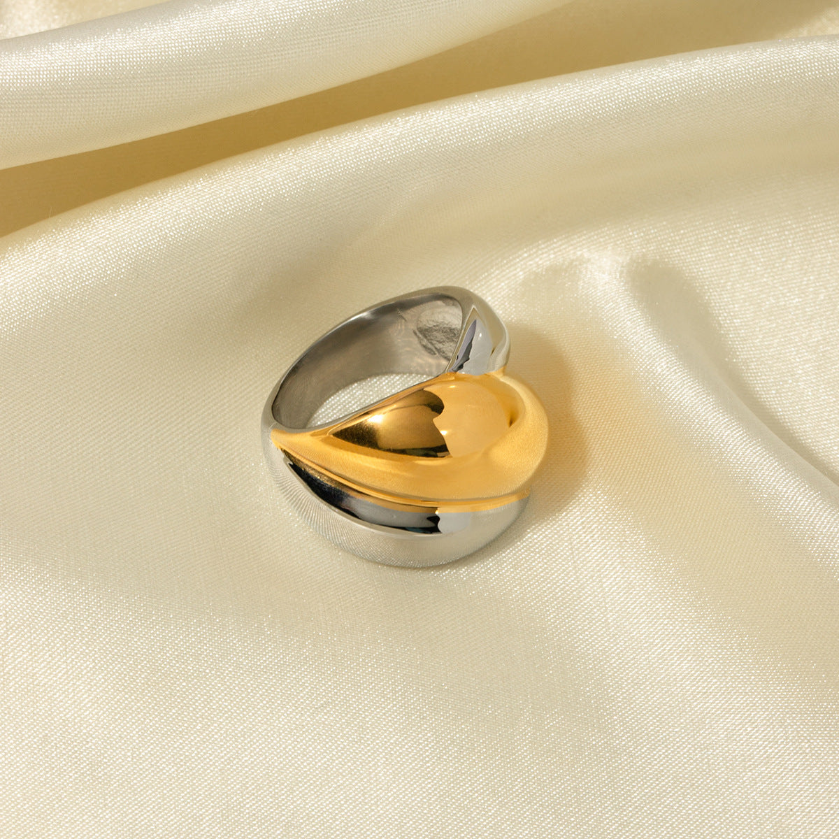 Anillo sencillo de oro y plata