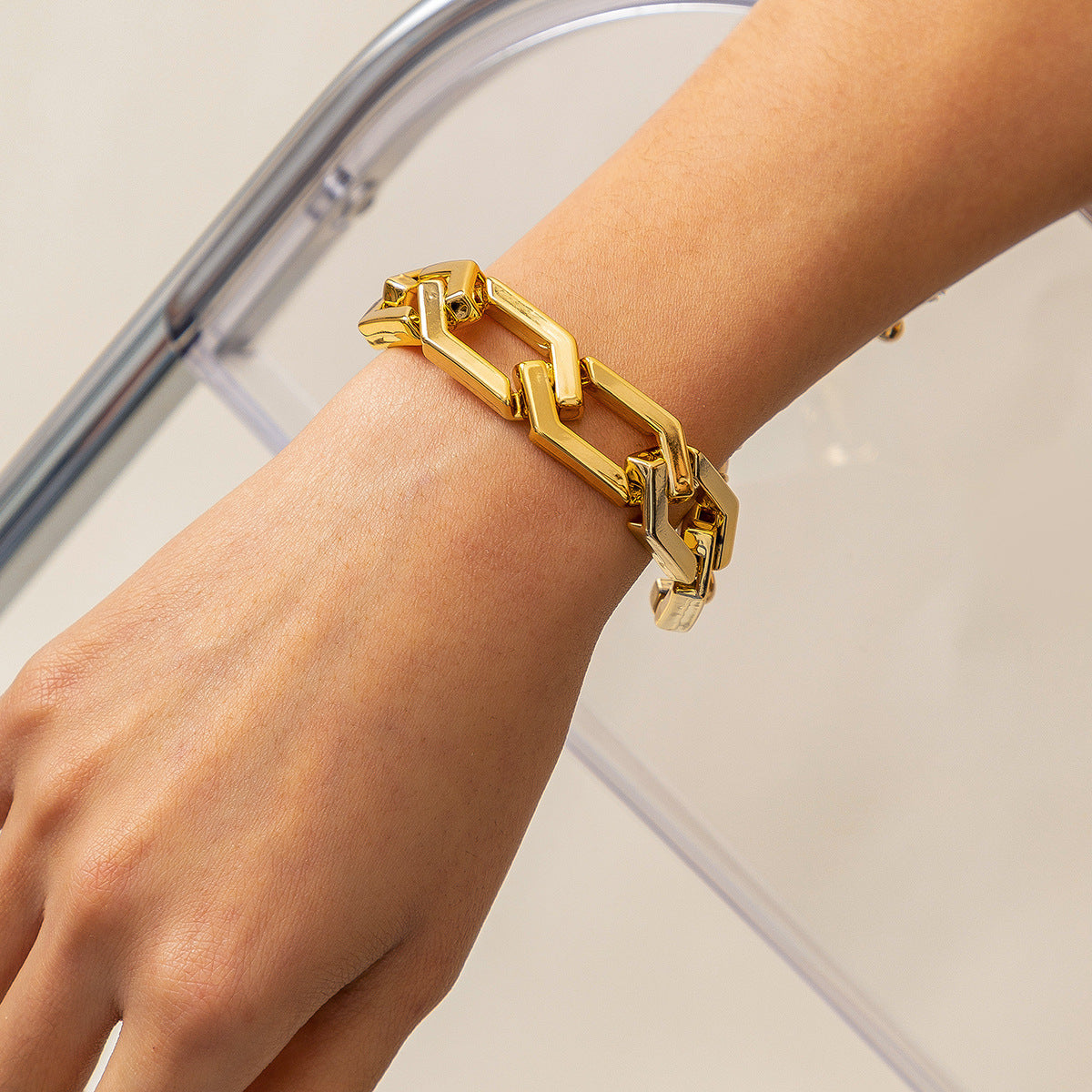Pulsera de borde ancho con diseño geométrico estilo punk