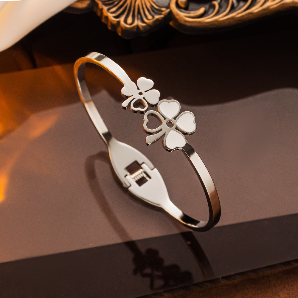 Pulsera de titanio con trébol de oro rosa