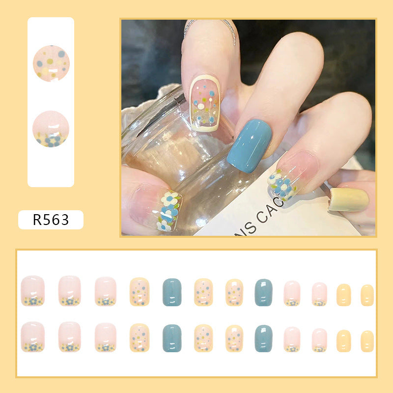 Uñas de color azul hielo puro