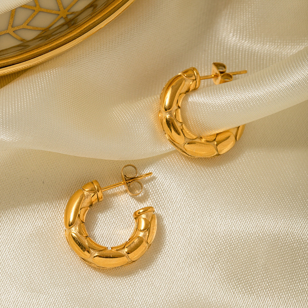 Thick C-shaped earrings with embossed snake print