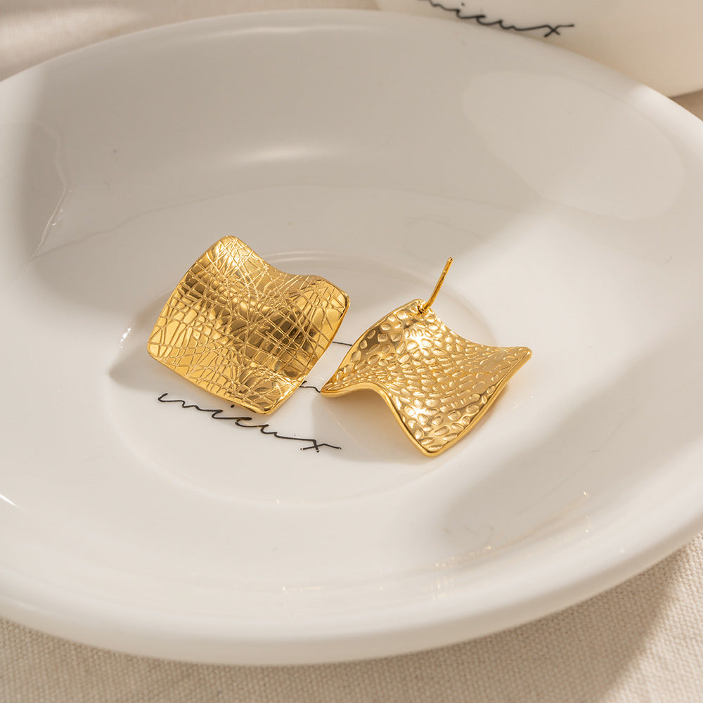 Pendientes con pliegues cuadrados
