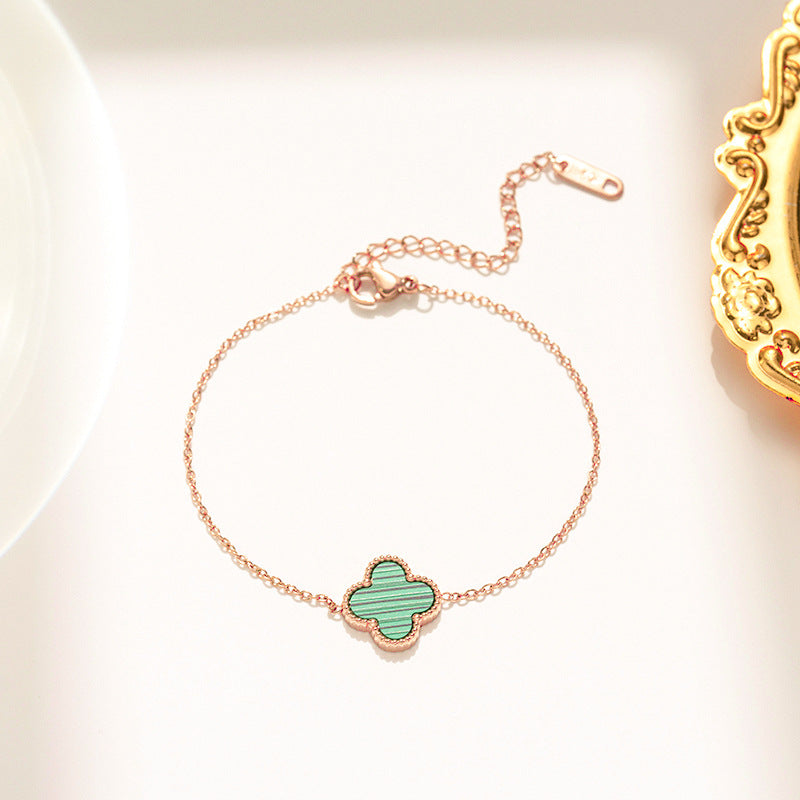 Pulseira feminina em aço titânio - trevo preto e branco, corrente em ouro rosa