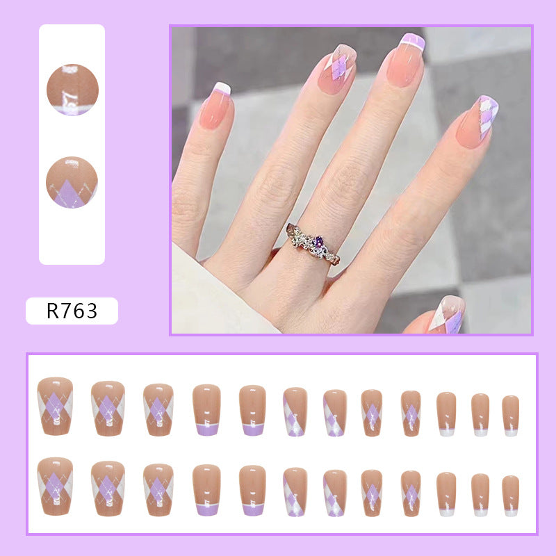 Uñas cortas de ballet color lila con forma de diamante