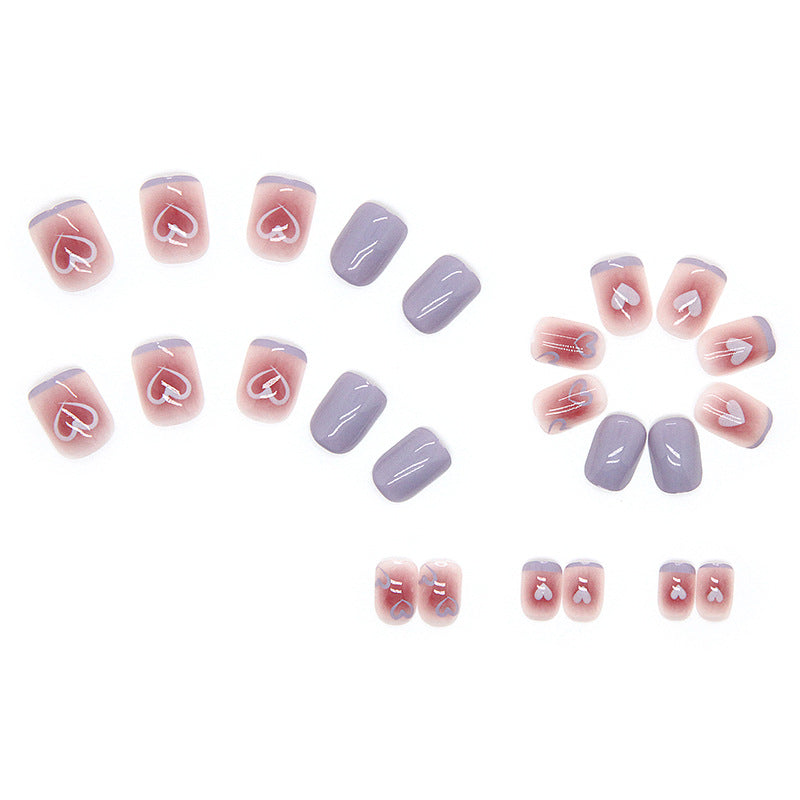 Uñas cortas para llevar con diseño de corazón morado de Taro