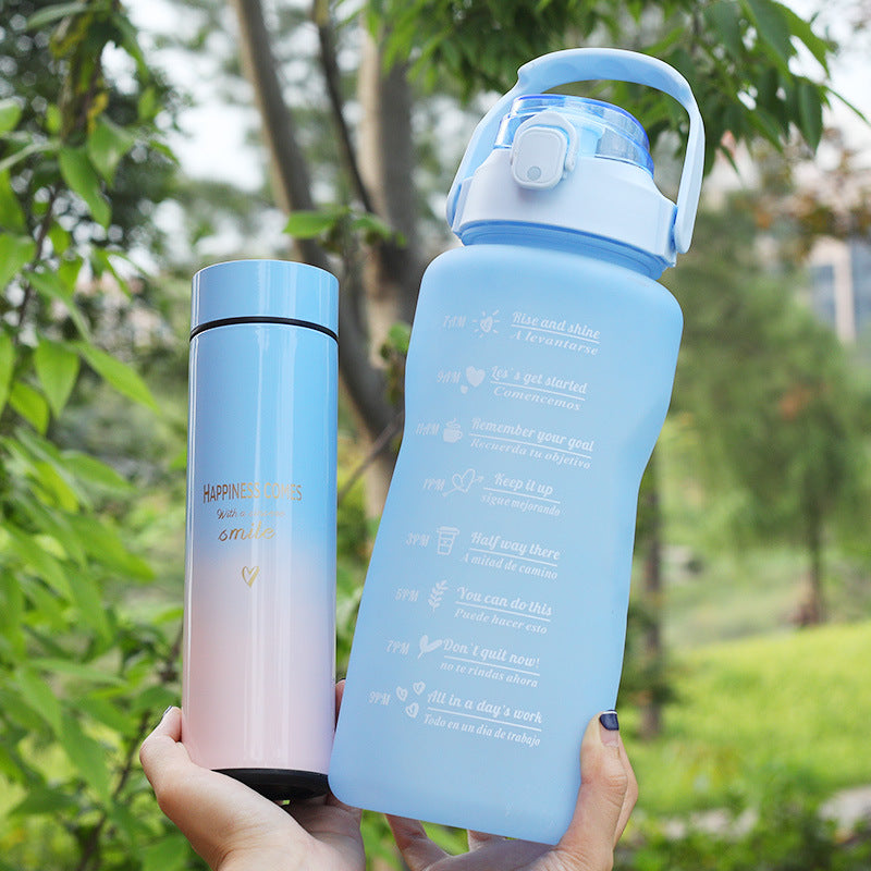 Botella aislante de plástico con bebida directa.