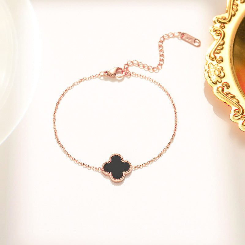 Pulseira feminina em aço titânio - trevo preto e branco, corrente em ouro rosa
