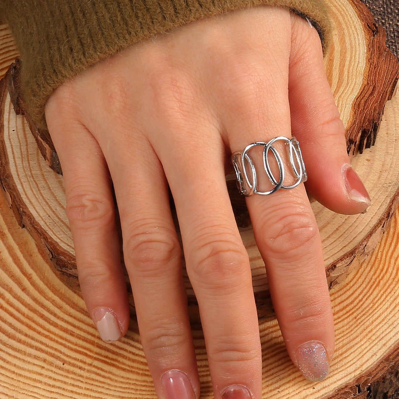 Anillo estilo punk con diseño de moda retro.