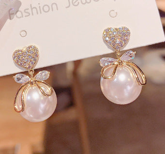 Pendientes de perla grande con forma de corazón de melocotón.