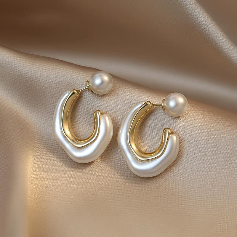 Pendientes de perlas irregulares blancas en forma de C