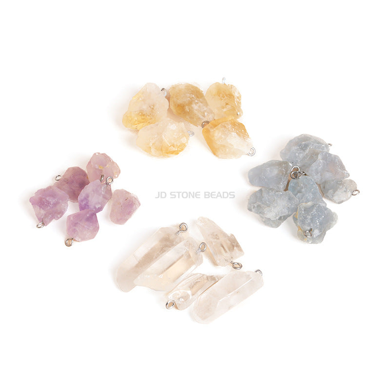 Colgante de piedra rugosa con tira larga de cristal blanco.