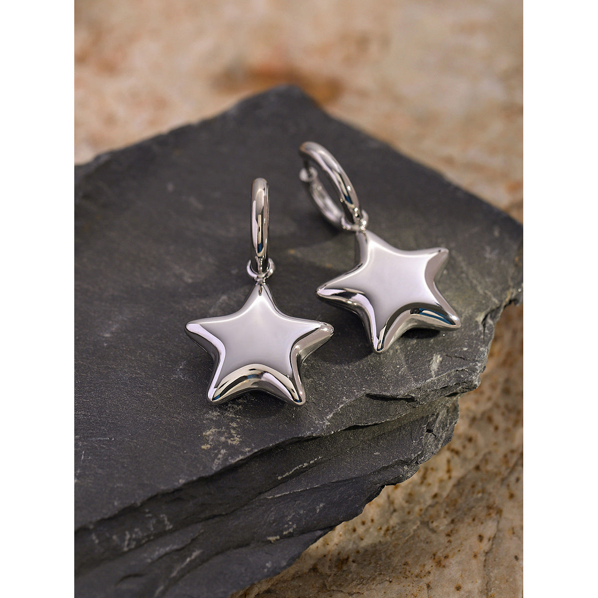Pendientes tridimensionales de estrella de cinco puntas