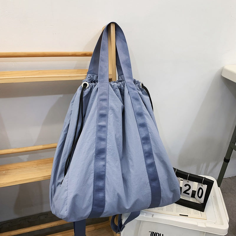 Mochila de mano en tejido de nailon de color liso