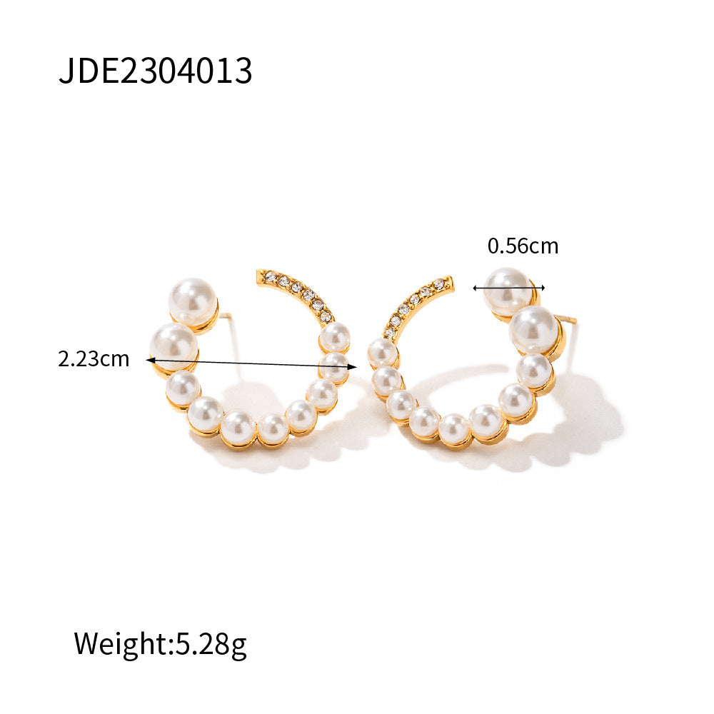 C-shaped earrings with full diamonds and pearls