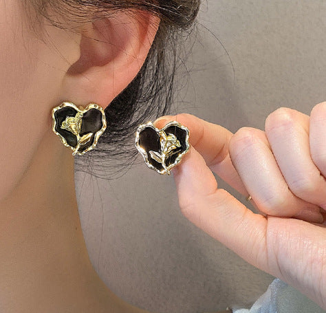 Tulip pleated love stud earrings