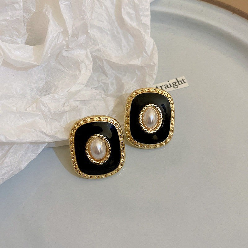 Square pearl earrings niche