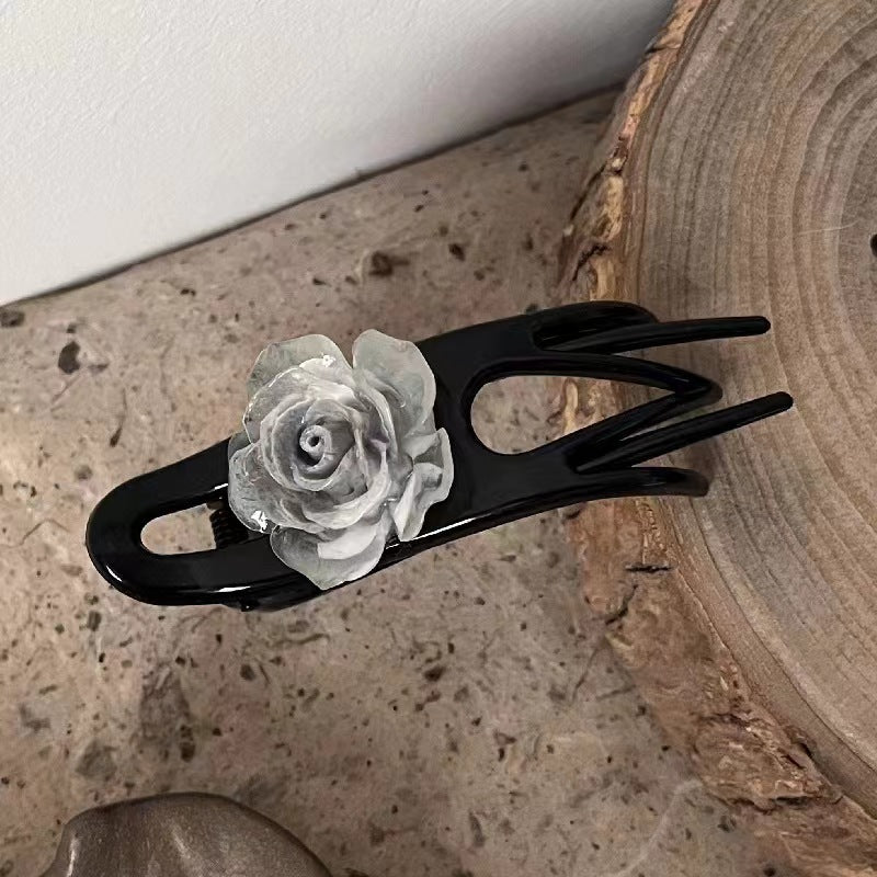 Pinza de camelia negra