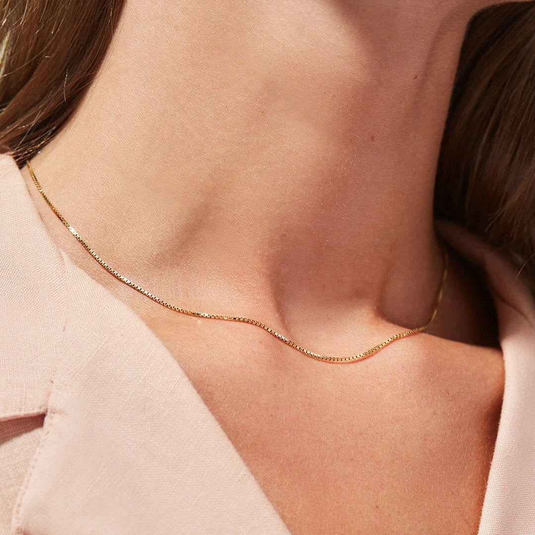 Collar de acero inoxidable con pequeñas cuentas cuadradas