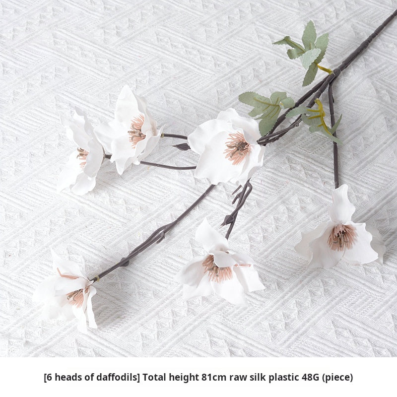 flores artificiales blancas