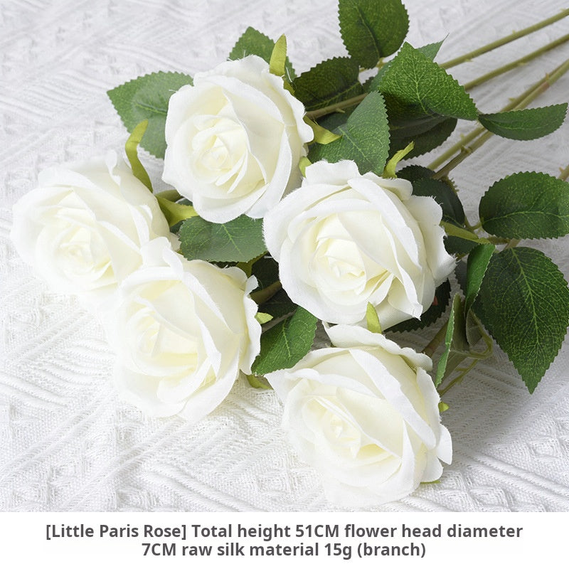 flores artificiales blancas