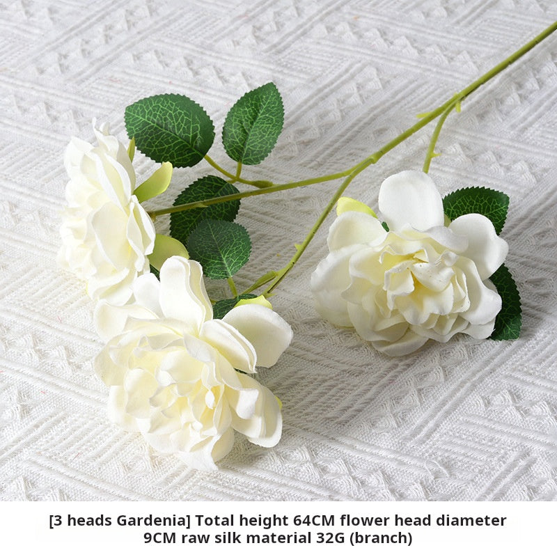 flores artificiales blancas