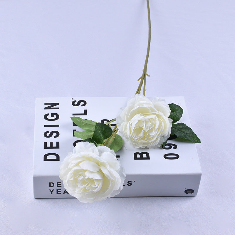 flores artificiales blancas