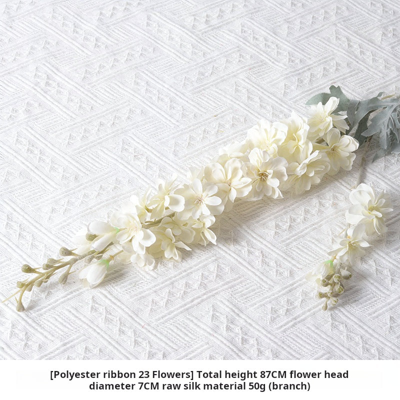 flores artificiales blancas