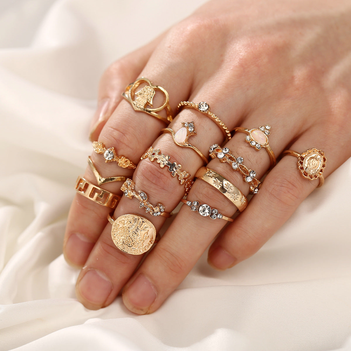 Vintage Portrait 15-Piece Ring Set