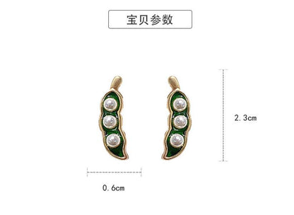 Pearl pea clip stud earrings