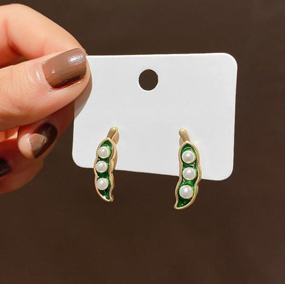 Pearl pea clip stud earrings