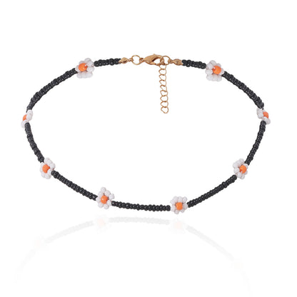 Collar geométrico de flores tejidas con cuentas de arroz 
