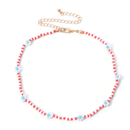 Collar geométrico de flores tejidas con cuentas de arroz 