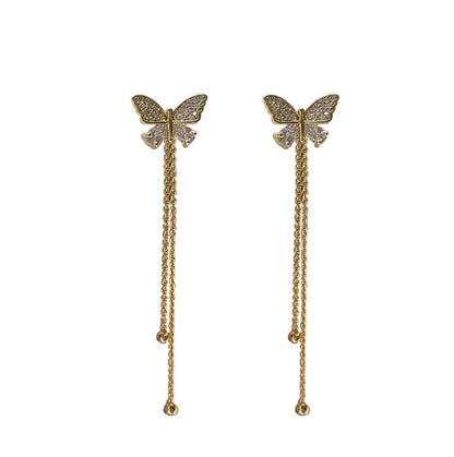 Un par de pendientes largos con forma de mariposa. 